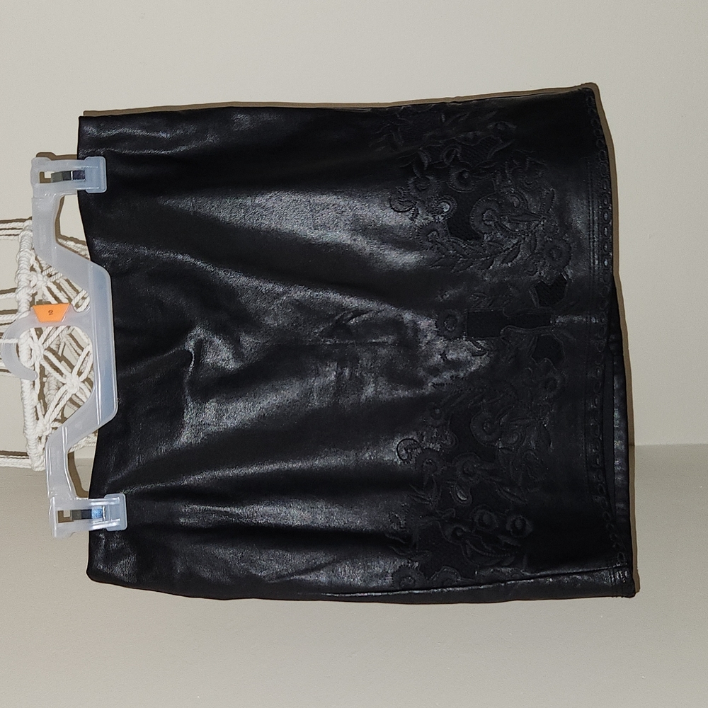 Romeo + Juliet Medium black faux leather skirt